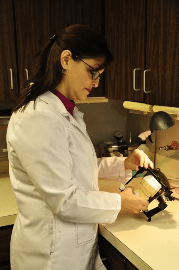 dentist in office in marrero la